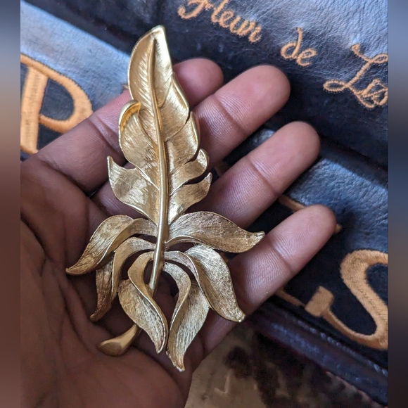 XL💯OSCAR DE LA RENTA INTRICATE GOLDTONE BROOCH - Picture 3 of 10